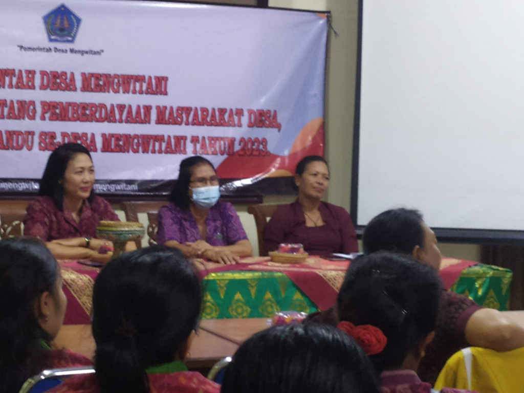 BERLANGSUNG KEGIATAN TP.PKK DESA MENGWITANI, SENIN 18-09-2023, RAPAT DAN DILANJUTKAN DENGAN ARISAN